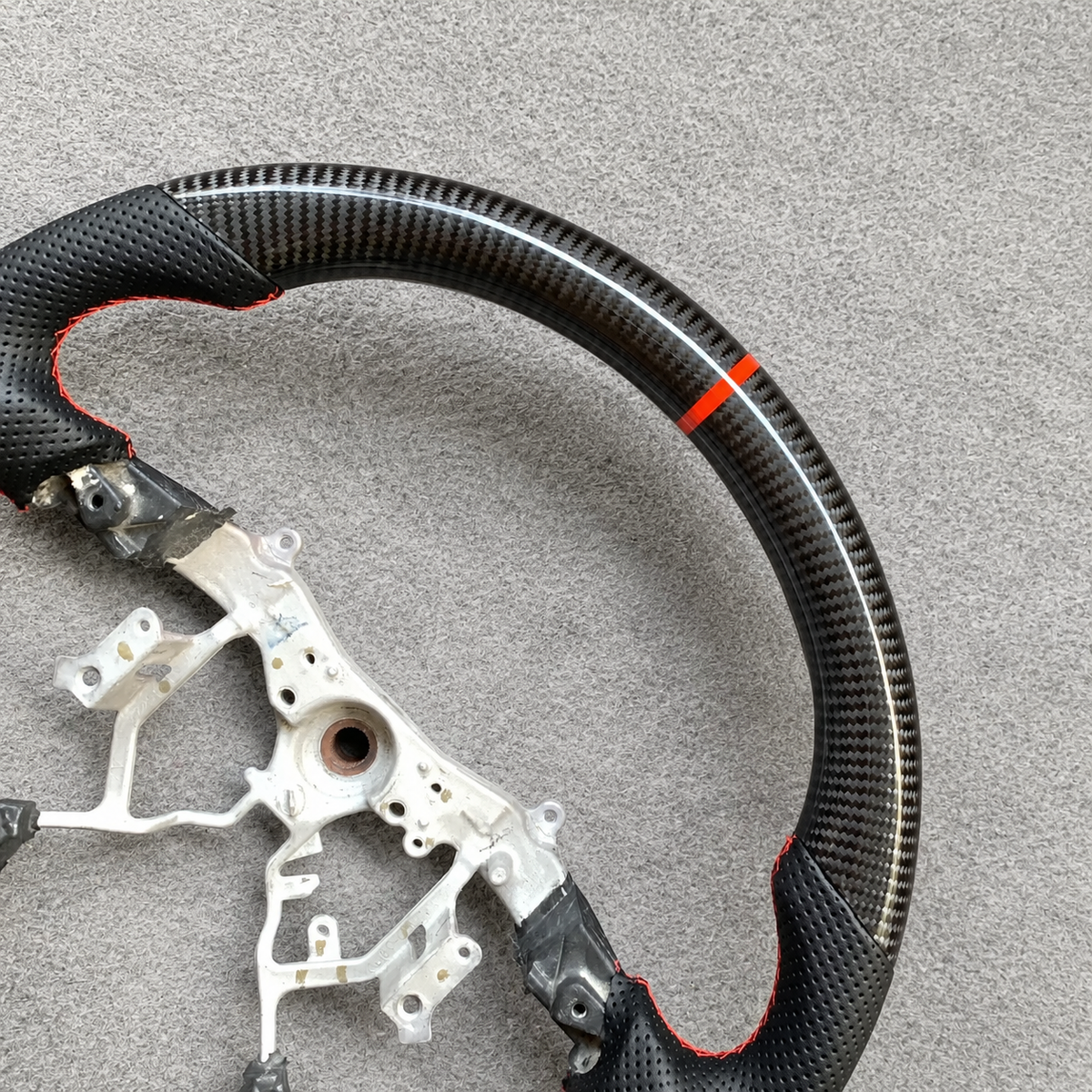 Carbon Fiber Steering Wheel Fits Toyota Land Cruiser / Land Cruiser (200 Series) / Land Cruiser (70 Series)